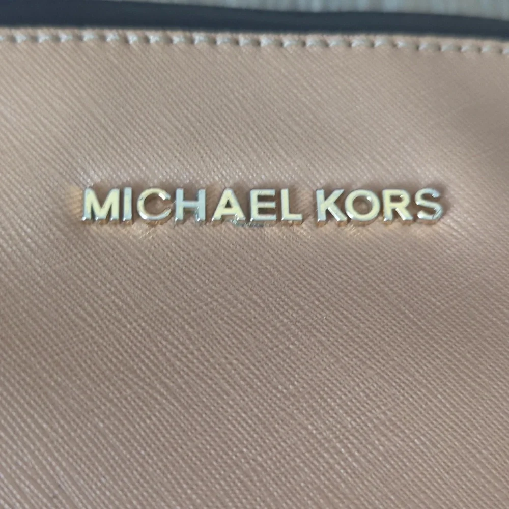 Michael kors crossbody - Picture 3 of 13